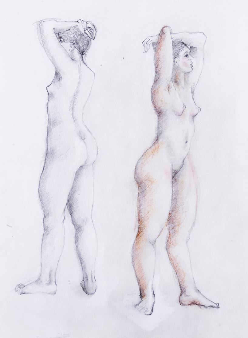 Croquis au fusain d'une femme nue debout se tenant les cheveux.